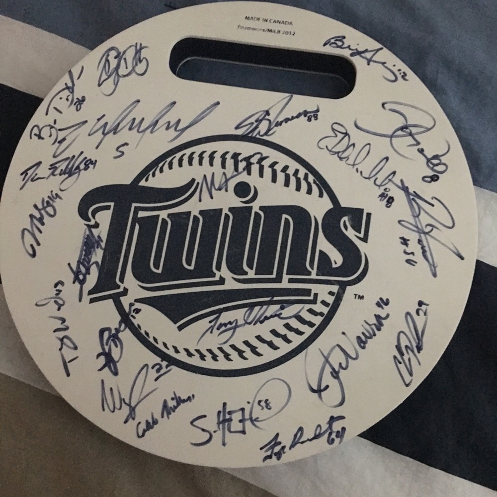 2012 Minnesota Twins team signed Pennant Cushion